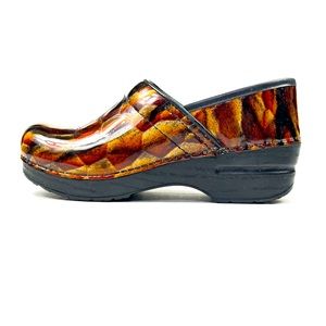 New in Box Dansko Brown Marbled clogs
